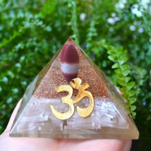 Piramida Orgonica Selenit cu Narmada ShivaLingam si Simbolul OM