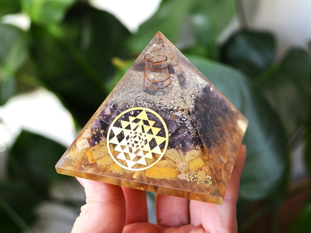 Piramida Orgonica Ametist si Aventurin Galben, Sri Yantra