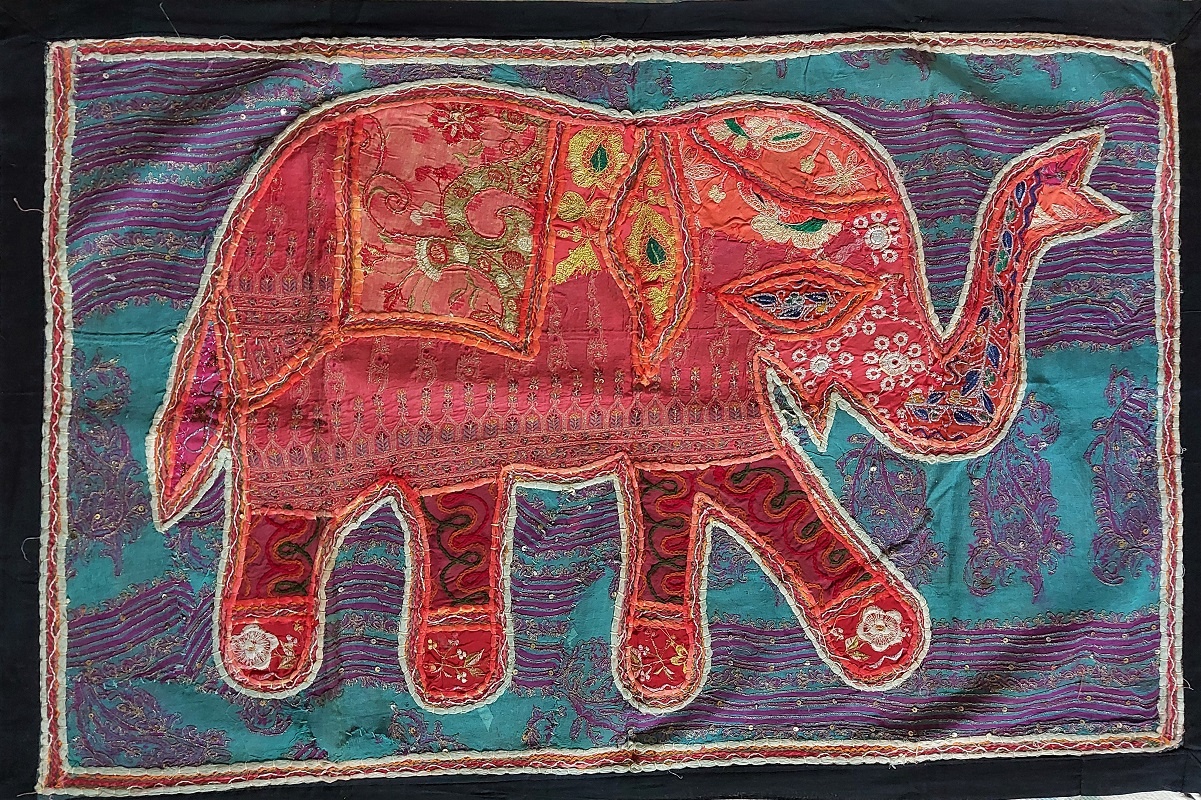 Tapiserie Indiană Handmade – Elefant Decorativ, Broderie din Sari Tradițional - imagine 3