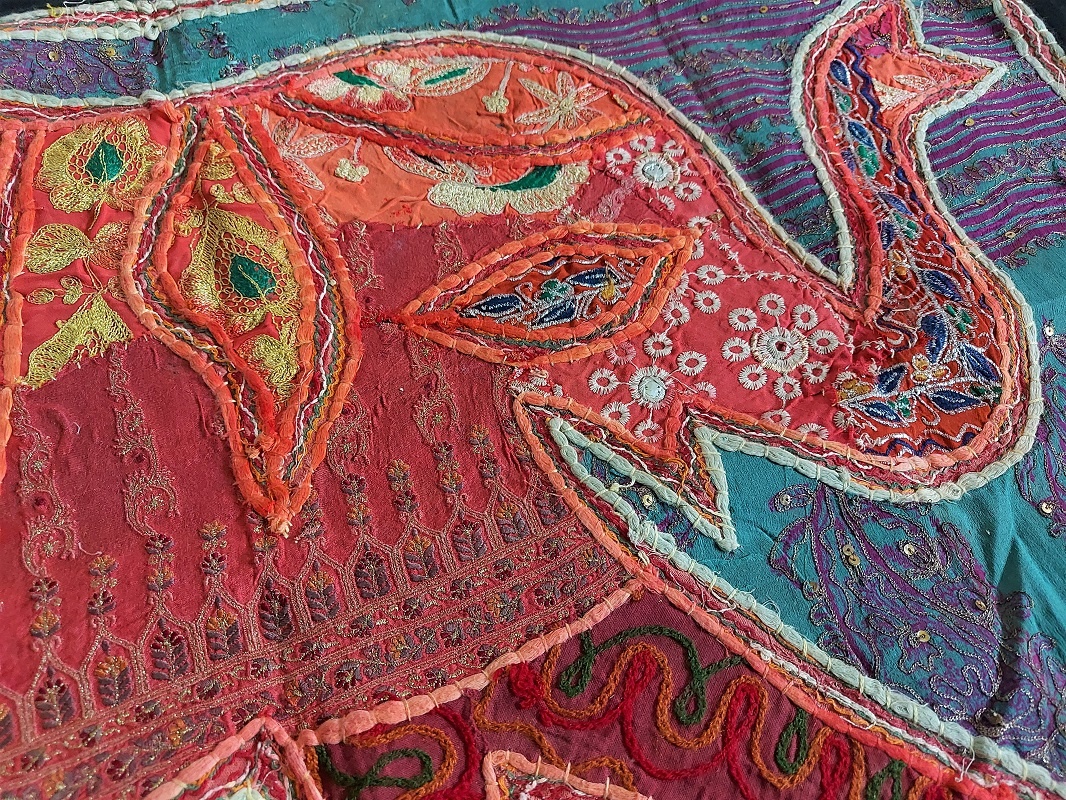 Tapiserie Indiană Handmade – Elefant Decorativ, Broderie din Sari Tradițional - imagine 2
