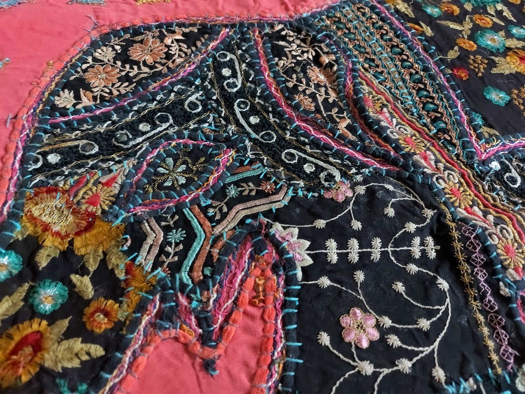 Tapiserie Indiană Handmade – Elefant Decorativ, Broderie din Sari Tradițional - imagine 2