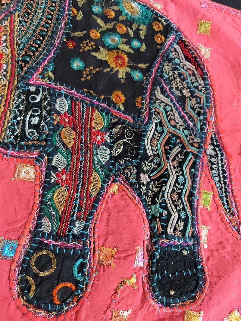 Tapiserie Indiană Handmade – Elefant Decorativ, Broderie din Sari Tradițional - imagine 5