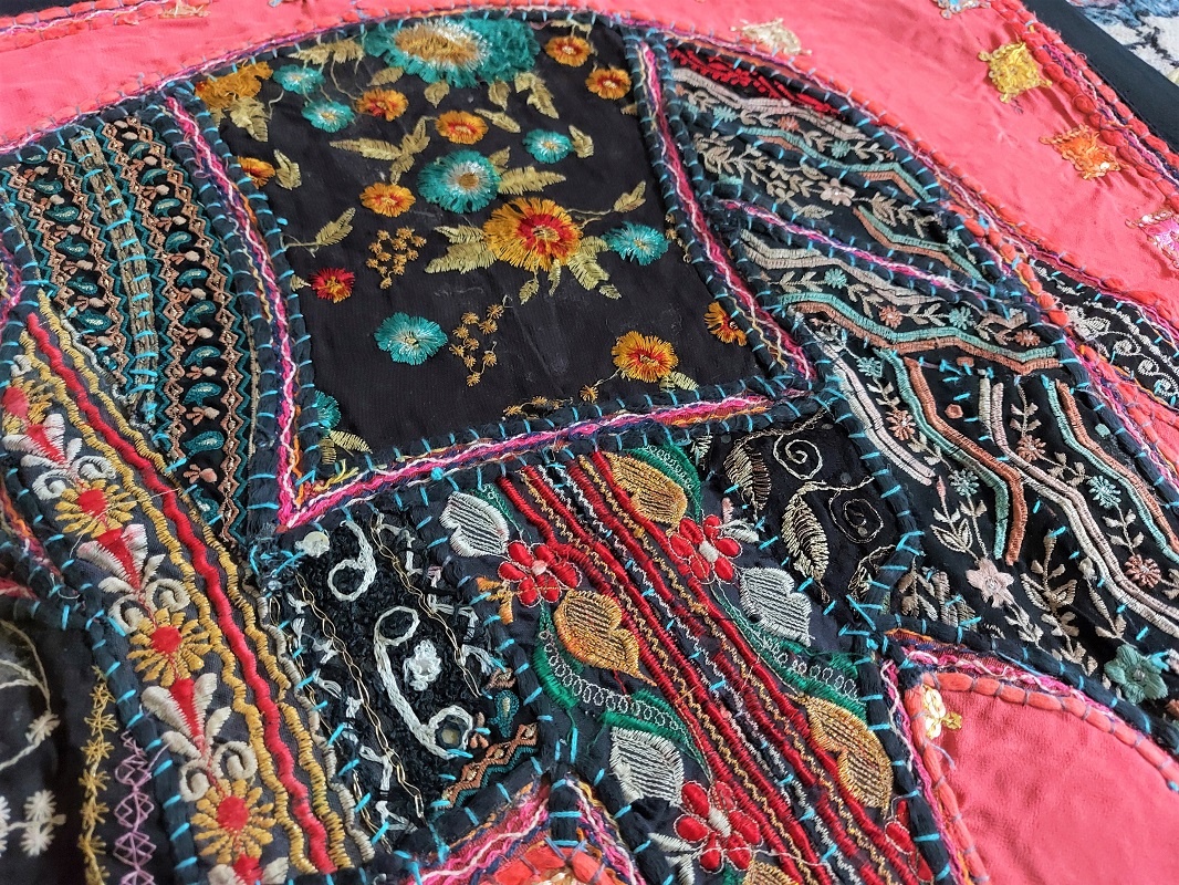 Tapiserie Indiană Handmade – Elefant Decorativ, Broderie din Sari Tradițional - imagine 6