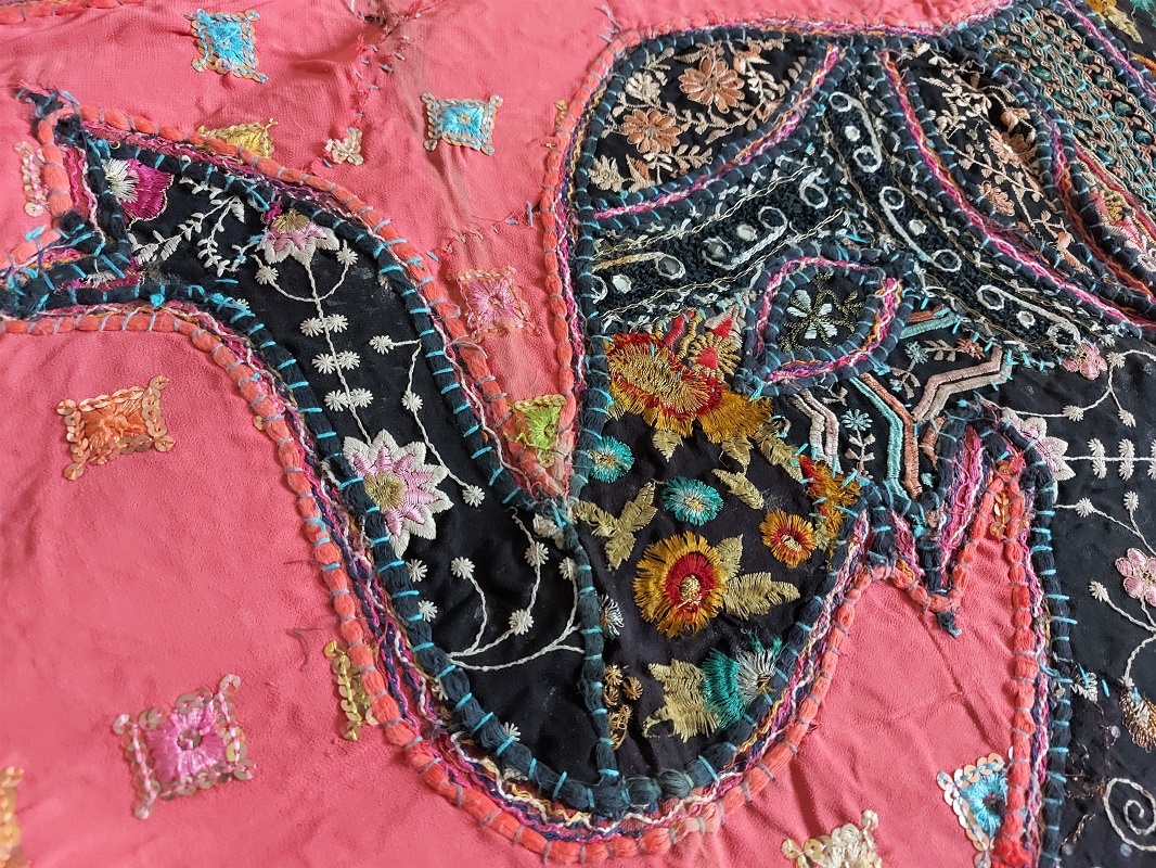 Tapiserie Indiană Handmade – Elefant Decorativ, Broderie din Sari Tradițional - imagine 3