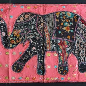 Tapiserie Indiană Handmade – Elefant Decorativ, Broderie din Sari Tradițional