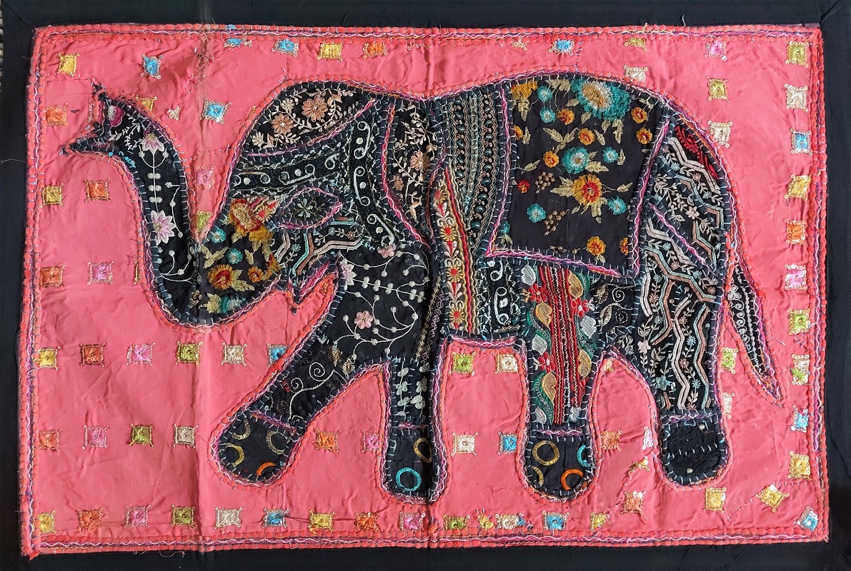 Tapiserie Indiană Handmade – Elefant Decorativ, Broderie din Sari Tradițional