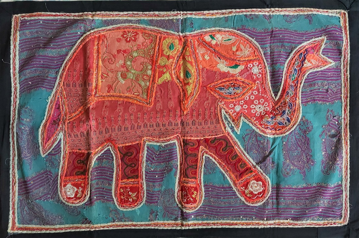 Tapiserie Indiană Handmade – Elefant Decorativ, Broderie din Sari Tradițional
