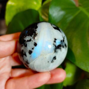 Sfera Piatra Lunii Alba 5.1cm