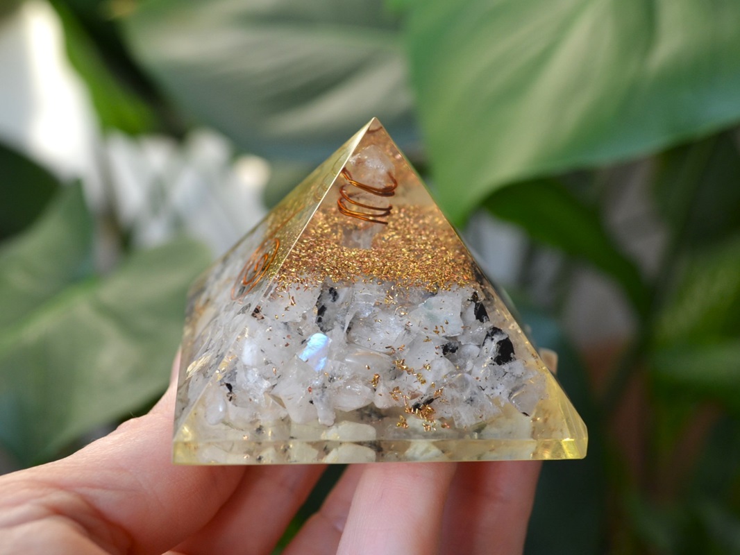 Piramida Orgonica Piatra Lunii Curcubeu Naturala - imagine 3