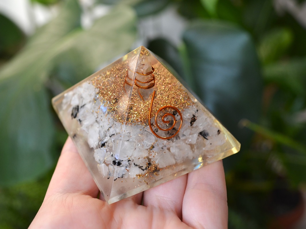 Piramida Orgonica Piatra Lunii Curcubeu Naturala - imagine 4